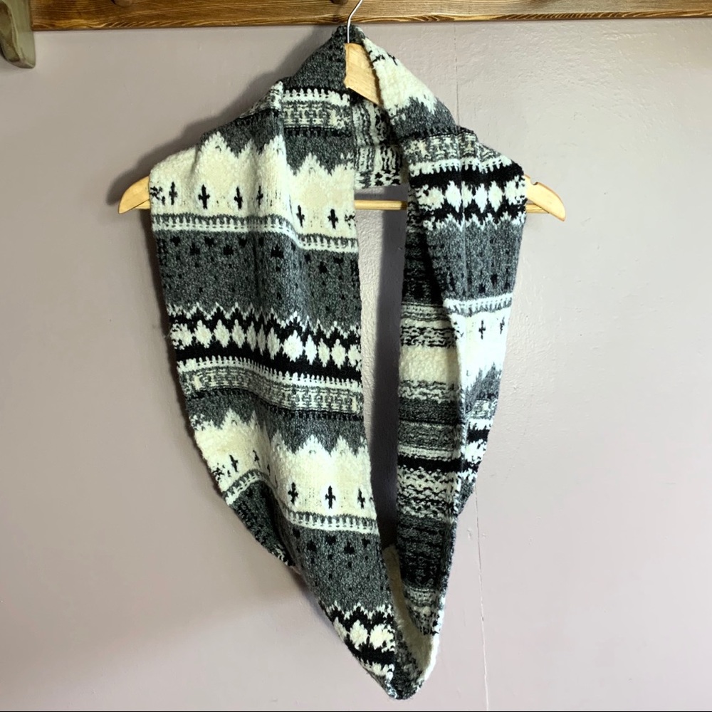 AMERICAN EAGLE BLACK AND WHITE INFINITY SCARF EUC
